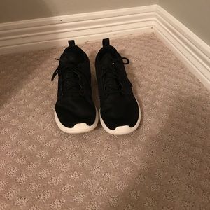 black nike shoes